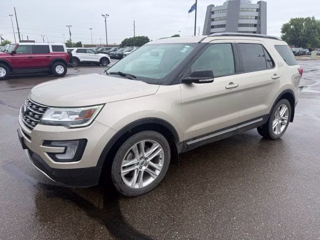 2017 White Gold Metallic Ford Explorer XLT 4X4 SUV