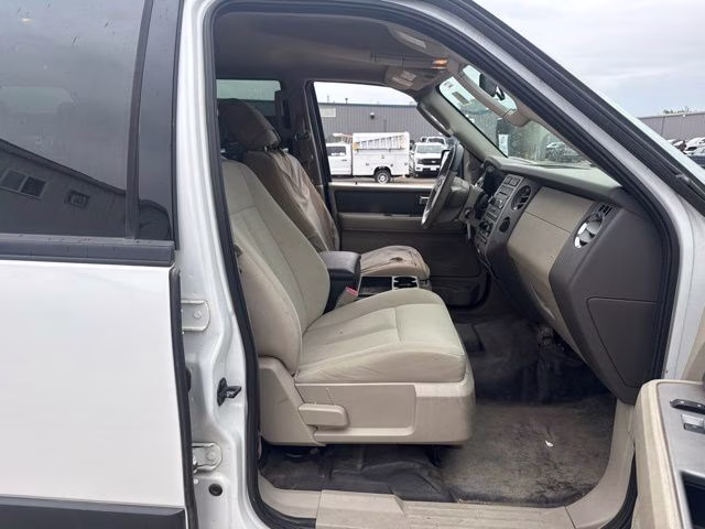 2010 White Ford Expedition SSV 4X4 SUV