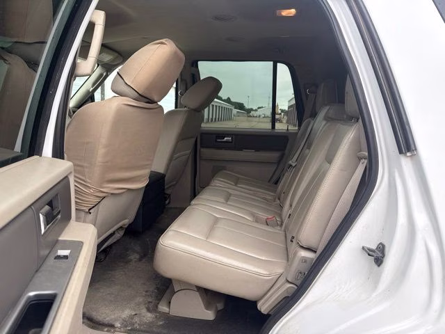 2010 White Ford Expedition SSV 4X4 SUV
