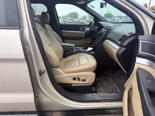 2017 White Gold Metallic Ford Explorer XLT 4X4 SUV