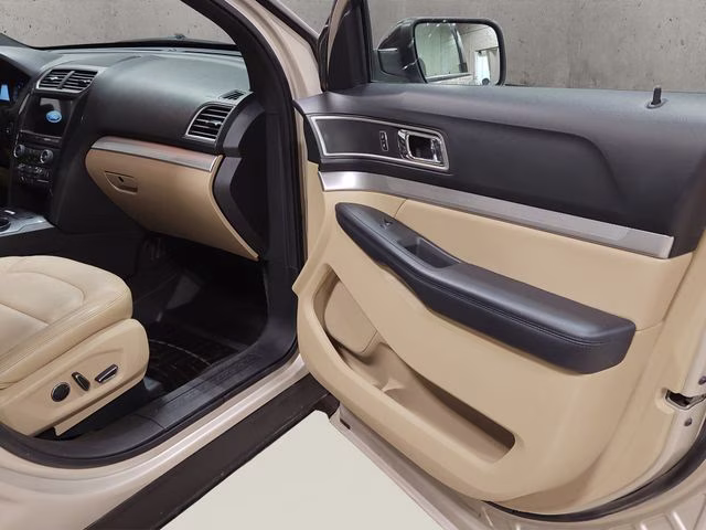 2017 White Gold Metallic Ford Explorer XLT 4X4 SUV
