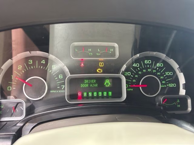 2010 Oxford White Ford Expedition XLT 4X4 SUV