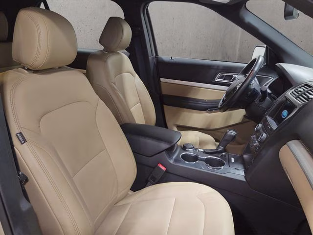 2017 White Gold Metallic Ford Explorer XLT 4X4 SUV