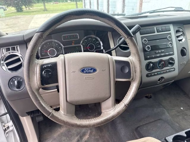 2010 White Ford Expedition SSV 4X4 SUV