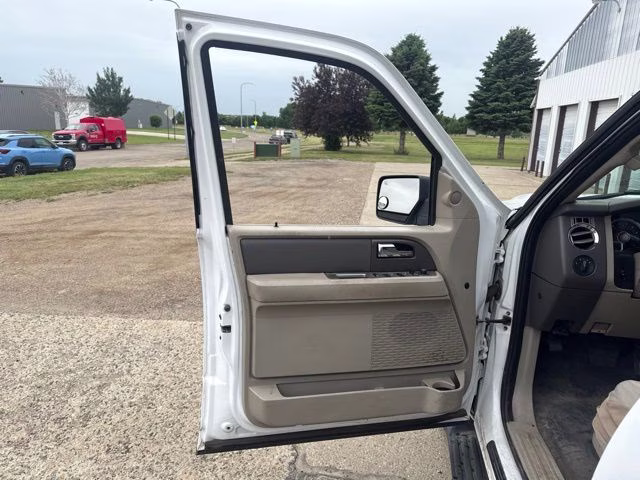 2010 White Ford Expedition SSV 4X4 SUV