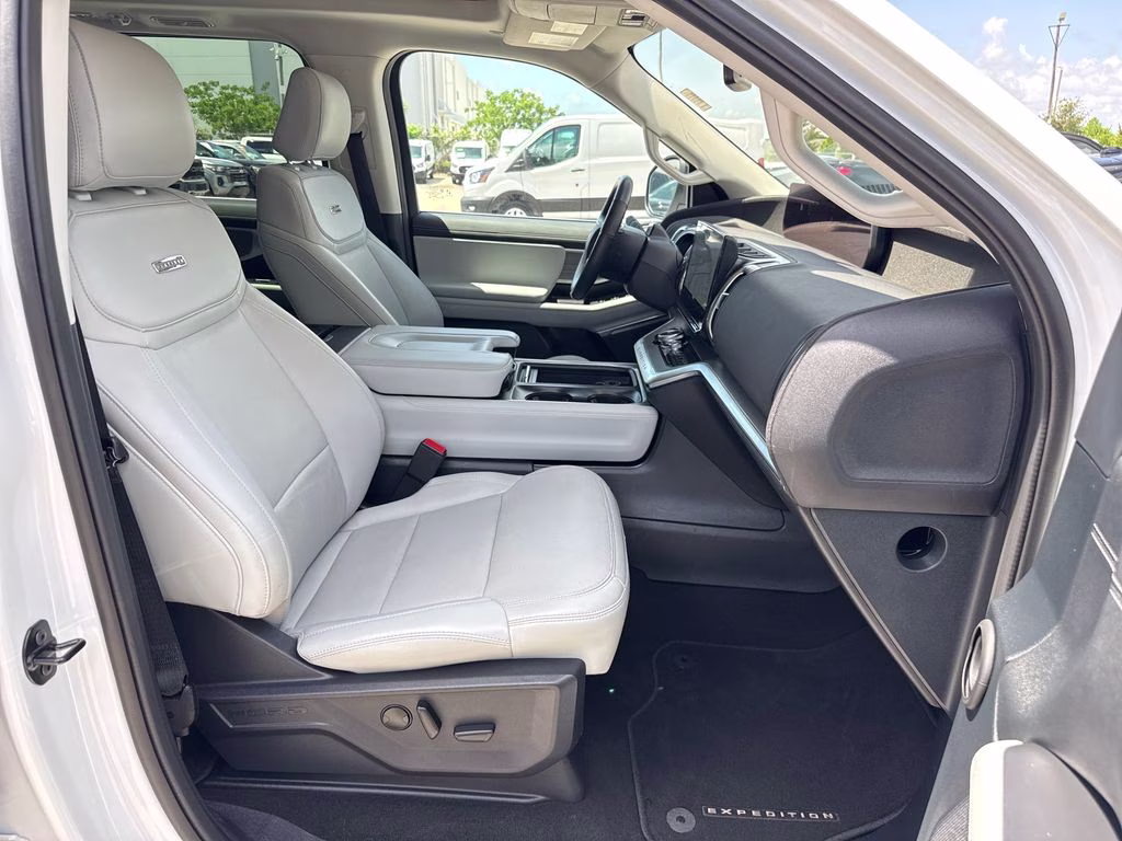 2025 Oxford White Ford Expedition Max Platinum 4X4 SUV