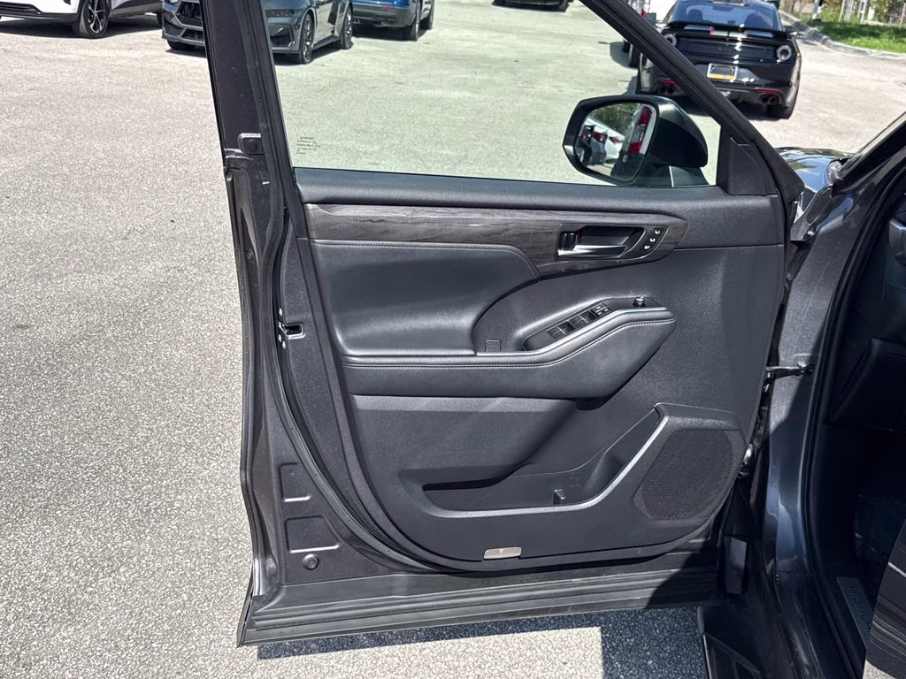 2020 Magnetic Gray Metallic Toyota Highlander Limited FWD SUV
