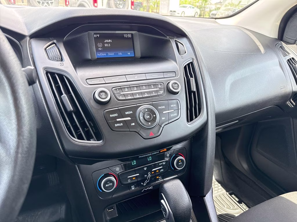 2018 Ingot Silver Ford Focus SE FWD Sedan