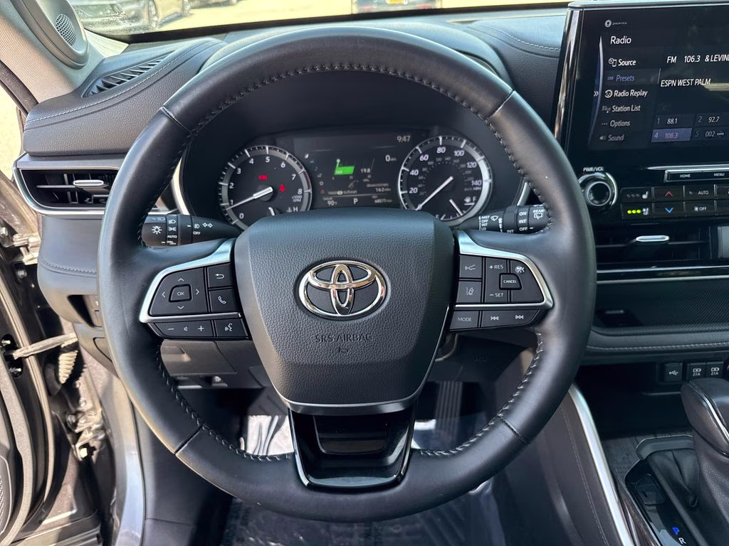 2020 Magnetic Gray Metallic Toyota Highlander Limited FWD SUV