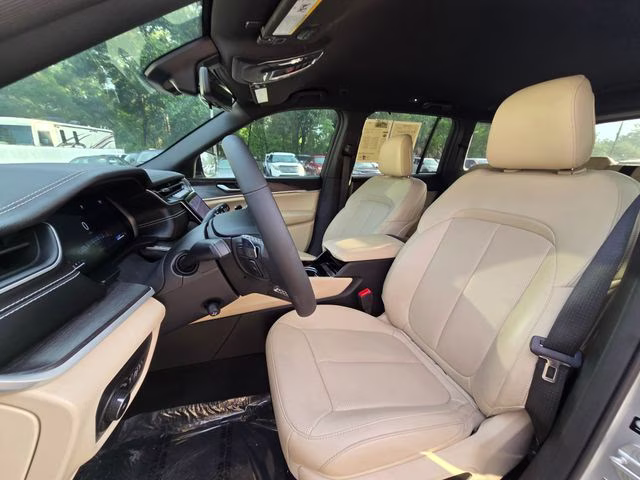 2023 Silver Zynith Jeep Grand Cherokee Limited RWD SUV