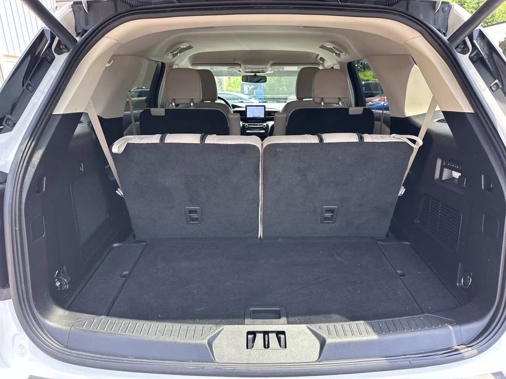 2021 White Metallic Ford Explorer Limited 4X4 SUV