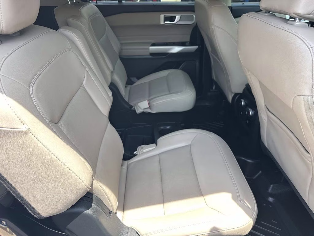2021 White Metallic Ford Explorer Limited 4X4 SUV
