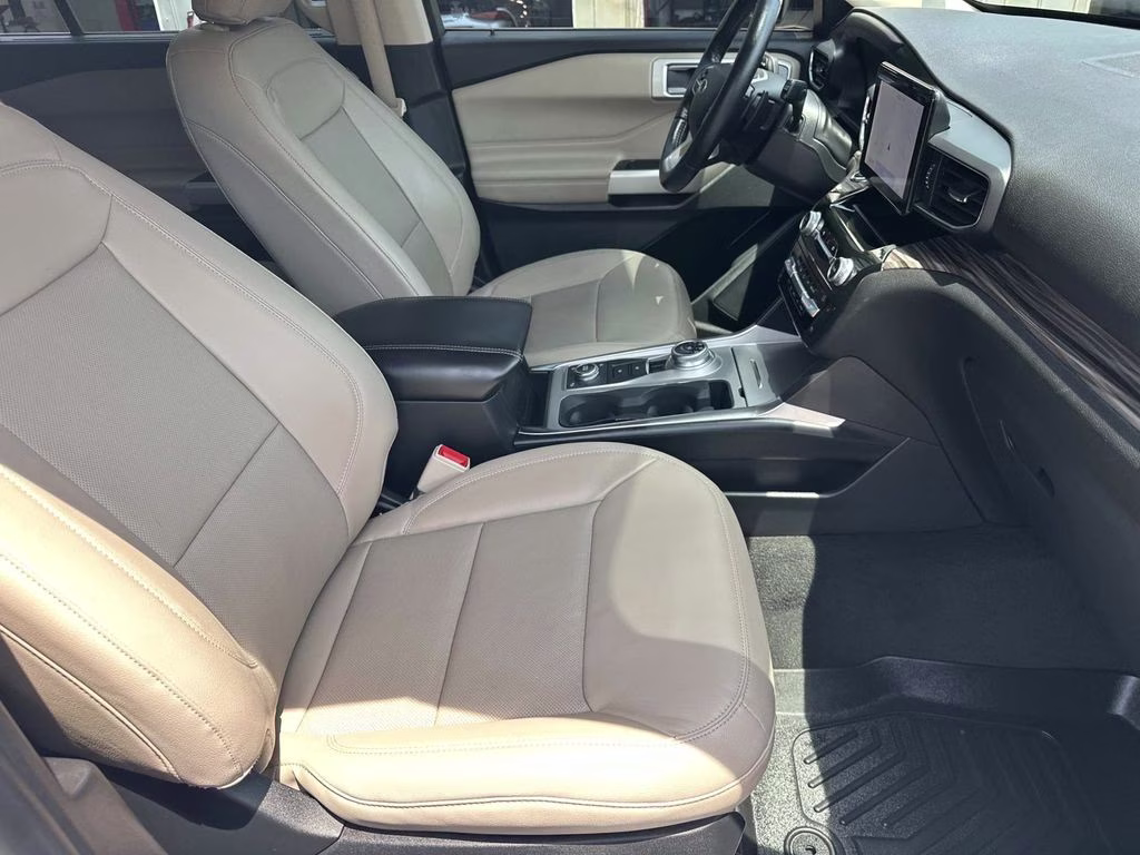 2021 White Metallic Ford Explorer Limited 4X4 SUV
