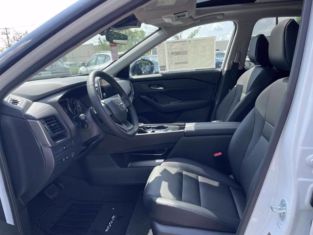 2026 Everest White Pearl Tricoat Nissan Rogue Dark Armor FWD SUV