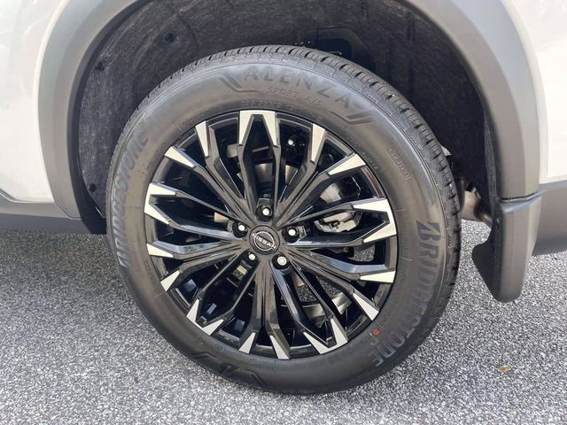 2026 Everest White Pearl Tricoat Nissan Rogue Dark Armor FWD SUV