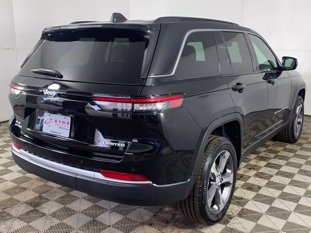 2026 Diamond Black Crystal Pearlcoat Jeep Grand Cherokee Limited 4X4 SUV
