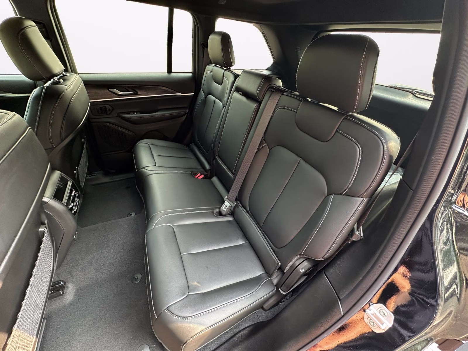 2026 Diamond Black Crystal Pearlcoat Jeep Grand Cherokee Limited 4X4 SUV