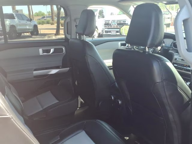 2023 White Metallic Ford Explorer XLT RWD SUV