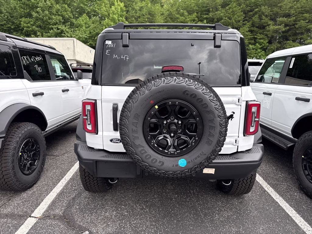 2026 Oxford White Ford Bronco Badlands 4X4 SUV