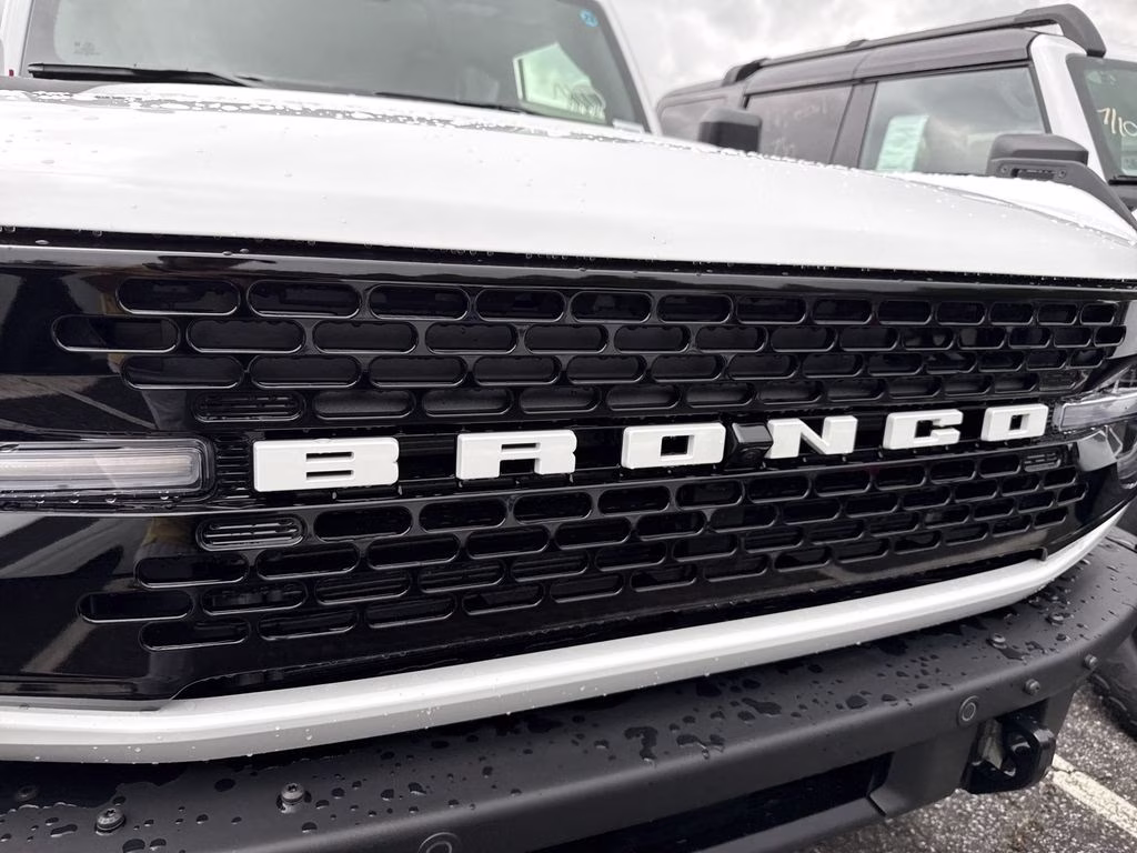 2026 Oxford White Ford Bronco Badlands 4X4 SUV