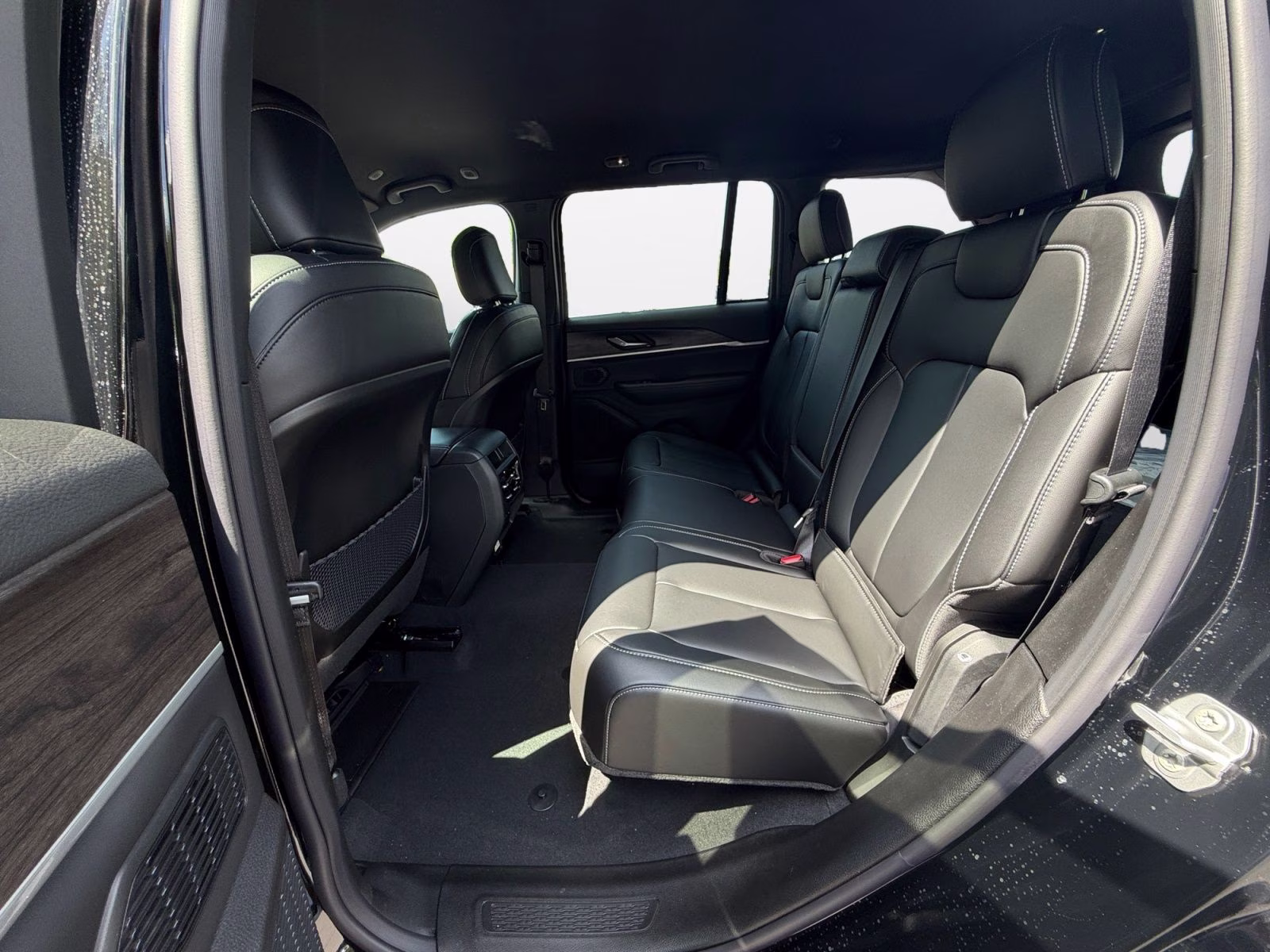 2026 Diamond Black Crystal Pearlcoat Jeep Grand Cherokee Limited 4X4 SUV