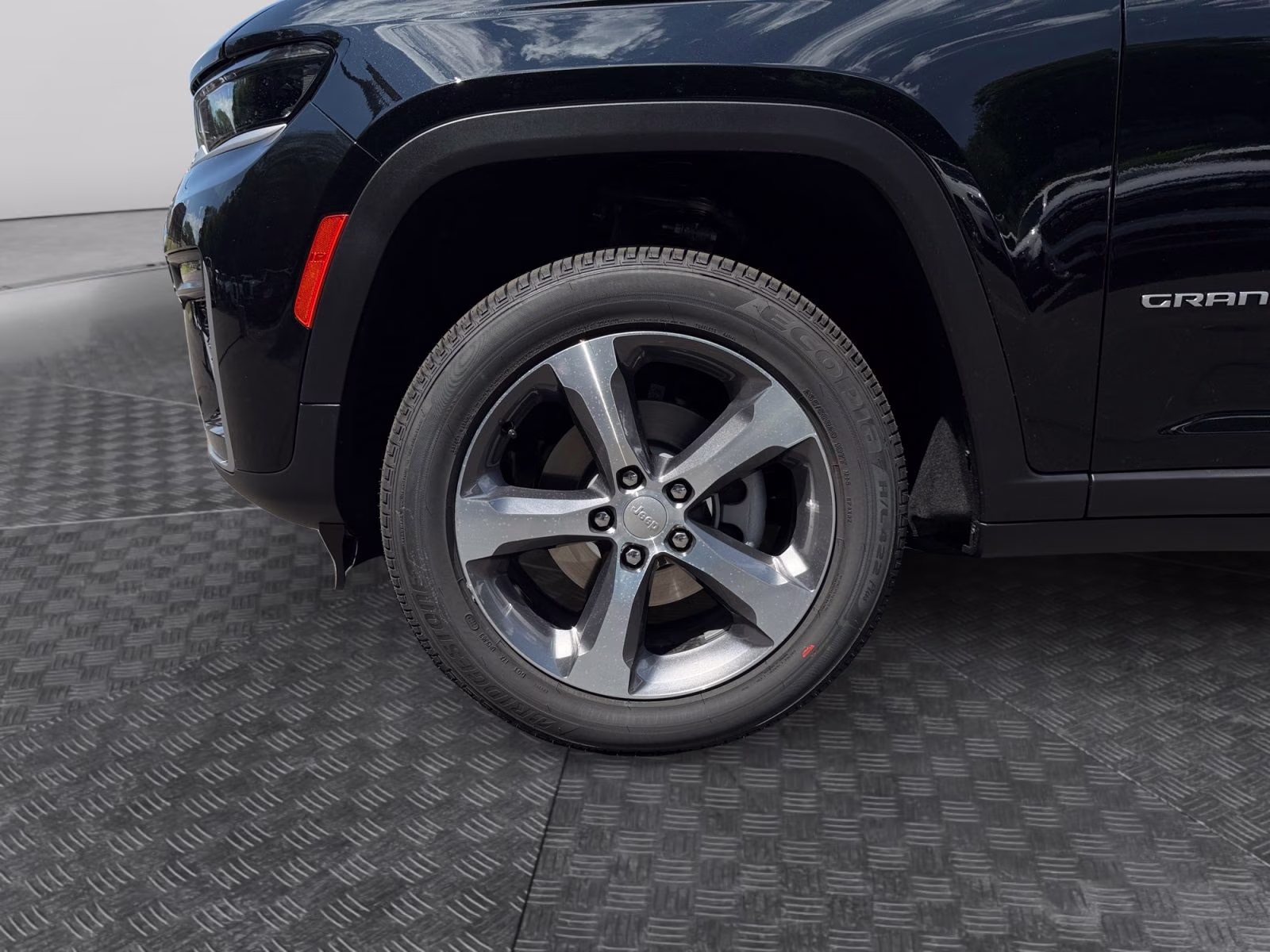 2026 Diamond Black Crystal Pearlcoat Jeep Grand Cherokee Limited 4X4 SUV