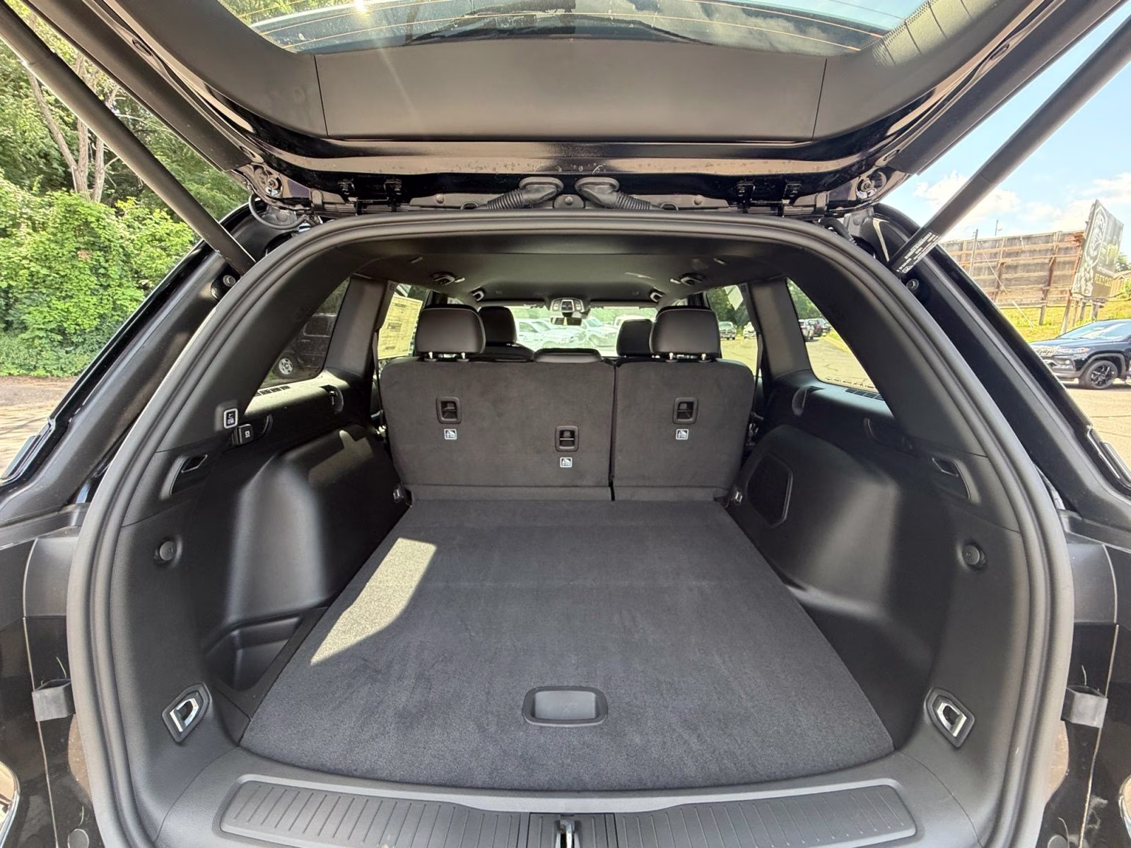 2026 Diamond Black Crystal Pearlcoat Jeep Grand Cherokee Limited 4X4 SUV