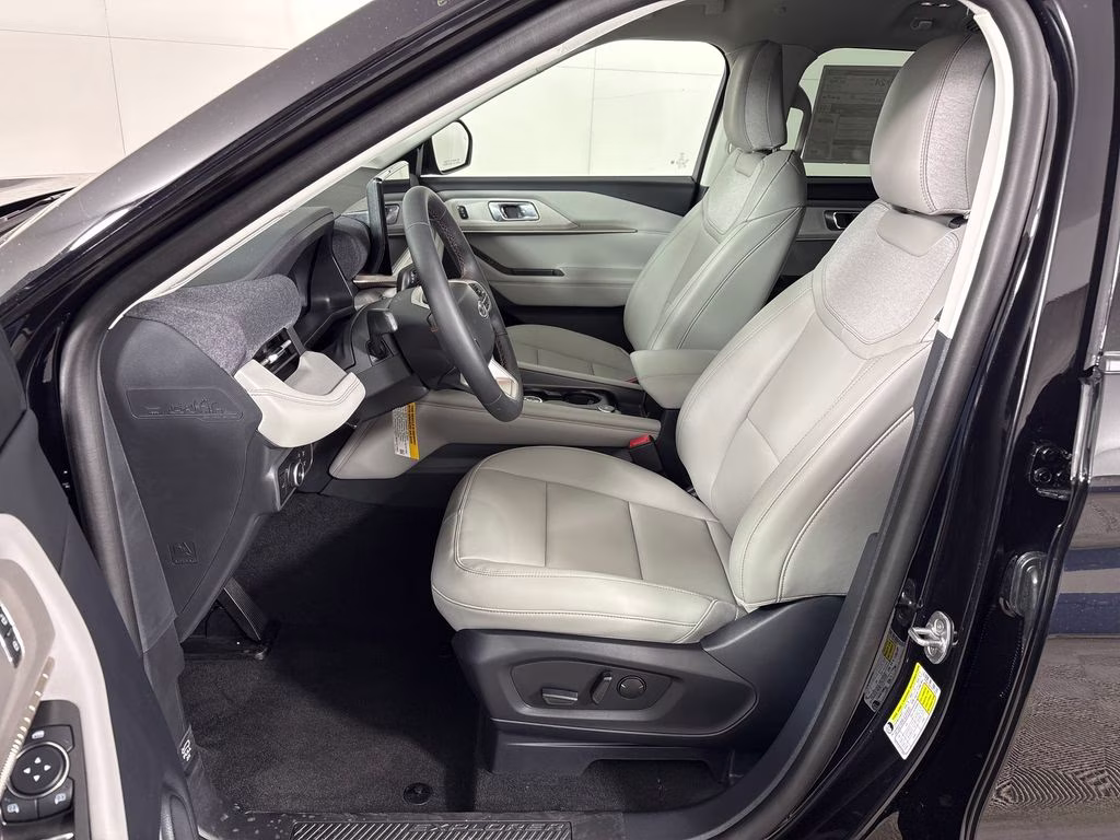 2026 Agate Black Metallic Ford Explorer Active RWD SUV
