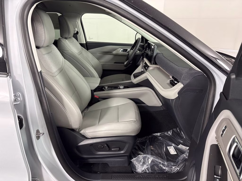 2026 Space White Metallic Ford Explorer Active RWD SUV