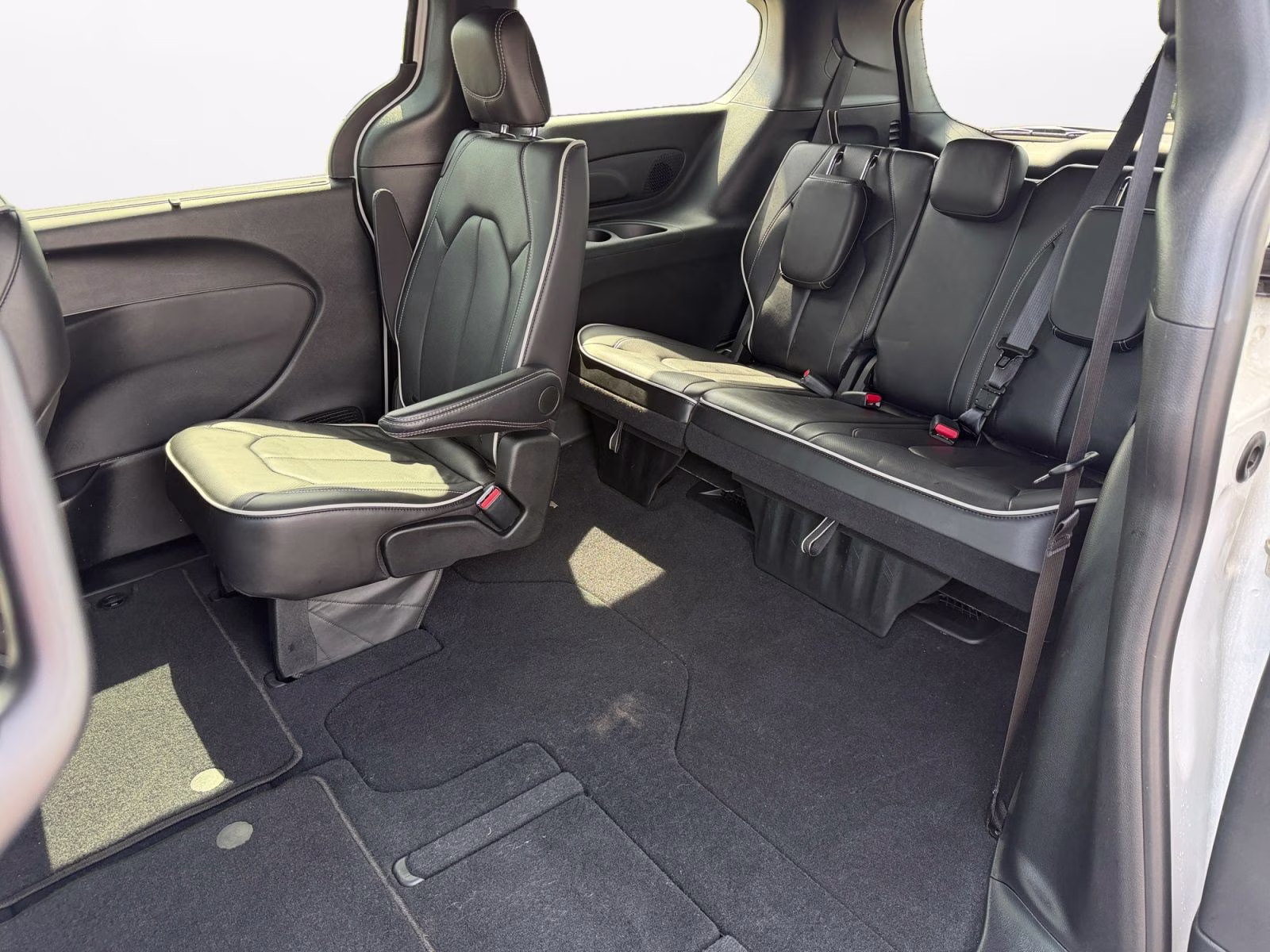 2026 Bright White Clearcoat Chrysler Pacifica Limited FWD Van