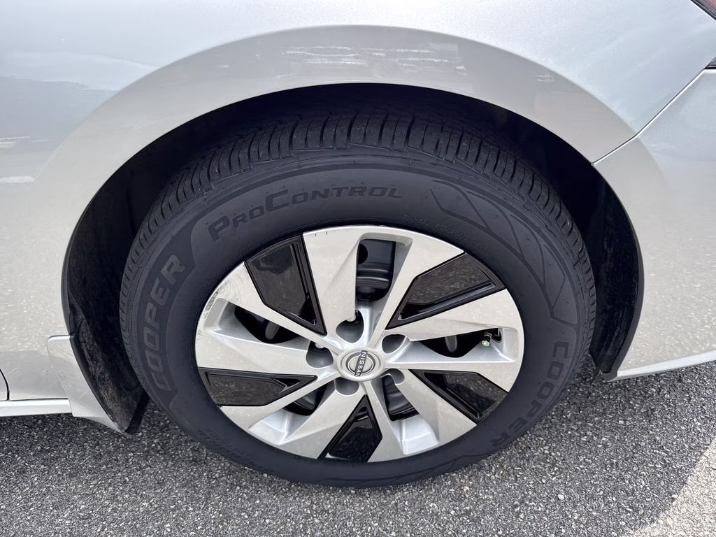 2024 Brilliant Silver Metallic Nissan Altima 2.5 S FWD Sedan