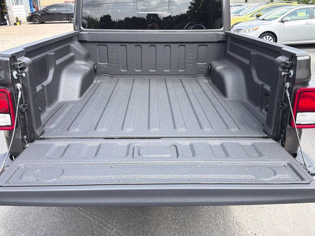 2026 Granite Crystal Metallic Clearcoat Jeep Gladiator Sahara 4X4 Truck