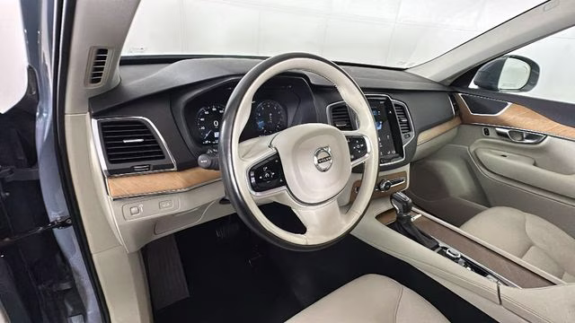 2021 Gray Metallic Volvo XC90 T6 Momentum AWD SUV