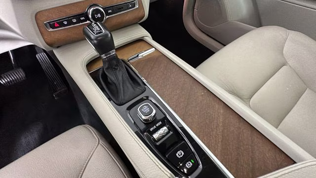 2021 Gray Metallic Volvo XC90 T6 Momentum AWD SUV