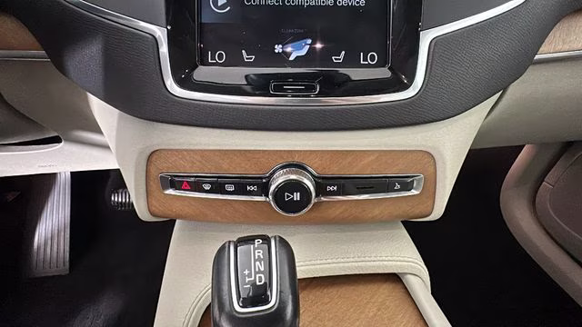 2021 Gray Metallic Volvo XC90 T6 Momentum AWD SUV