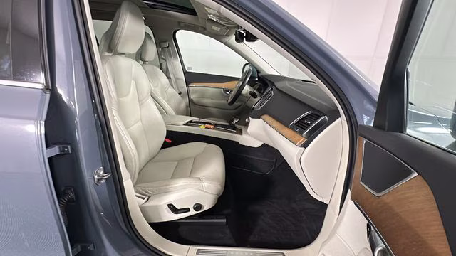 2021 Gray Metallic Volvo XC90 T6 Momentum AWD SUV