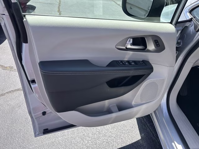 2023 Silver Mist Clearcoat Chrysler Pacifica Touring L FWD Van