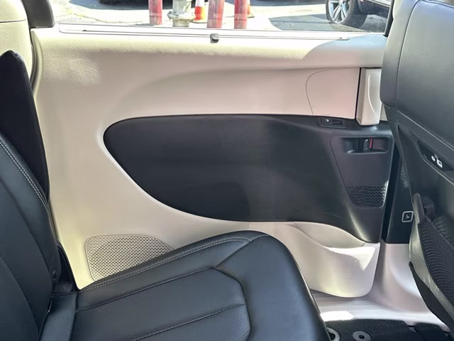 2023 Silver Mist Clearcoat Chrysler Pacifica Touring L FWD Van