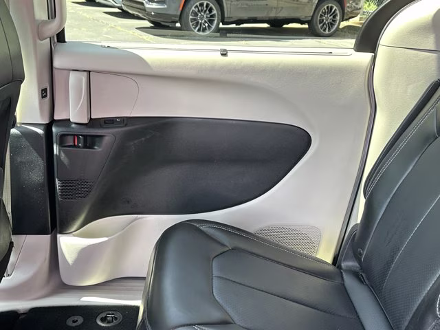 2023 Silver Mist Clearcoat Chrysler Pacifica Touring L FWD Van