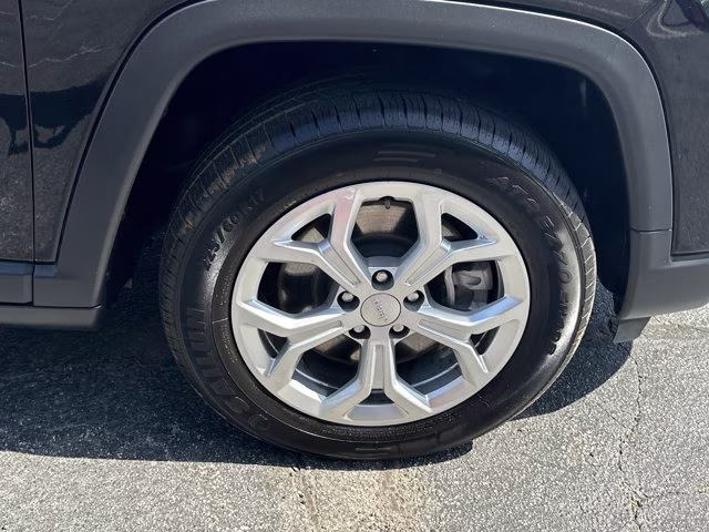 2024 Diamond Black Crystal Pearlcoat Jeep Compass Latitude 4X4 SUV