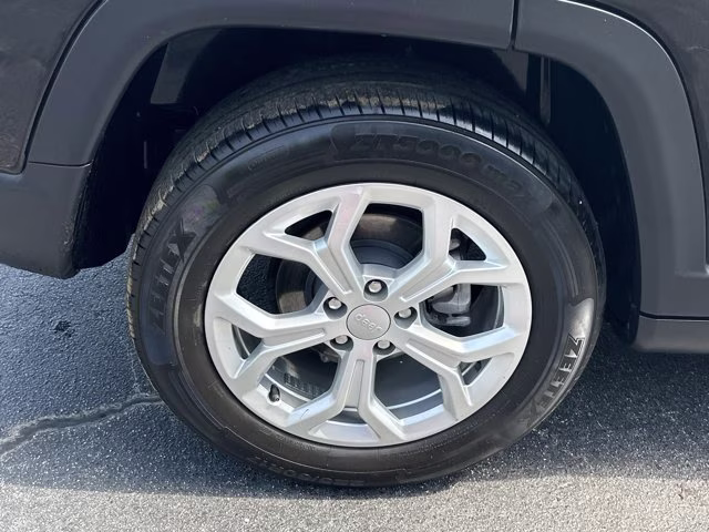 2024 Diamond Black Crystal Pearlcoat Jeep Compass Latitude 4X4 SUV