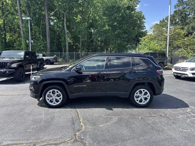 2024 Diamond Black Crystal Pearlcoat Jeep Compass Latitude 4X4 SUV