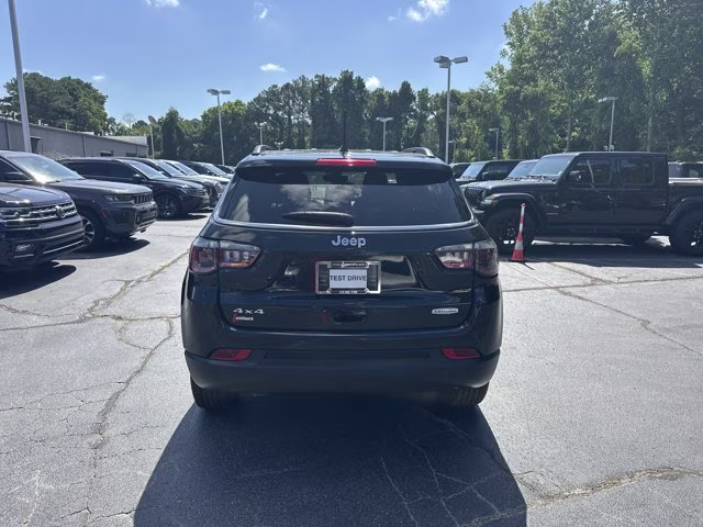 2024 Diamond Black Crystal Pearlcoat Jeep Compass Latitude 4X4 SUV