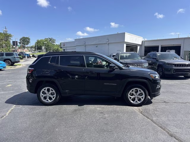 2024 Diamond Black Crystal Pearlcoat Jeep Compass Latitude 4X4 SUV