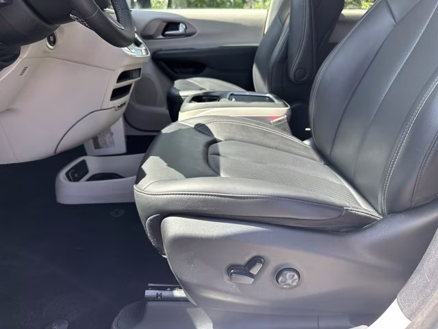2023 Silver Mist Clearcoat Chrysler Pacifica Touring L FWD Van