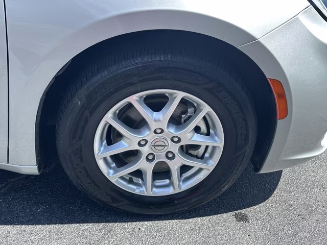 2023 Silver Mist Clearcoat Chrysler Pacifica Touring L FWD Van