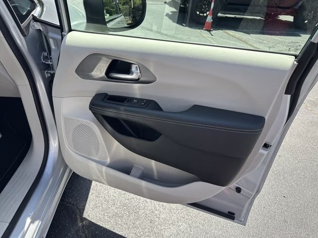 2023 Silver Mist Clearcoat Chrysler Pacifica Touring L FWD Van