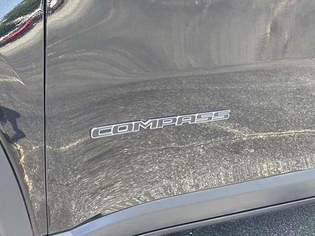 2024 Diamond Black Crystal Pearlcoat Jeep Compass Latitude 4X4 SUV
