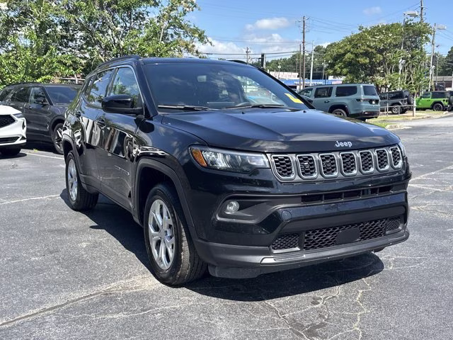 2024 Diamond Black Crystal Pearlcoat Jeep Compass Latitude 4X4 SUV