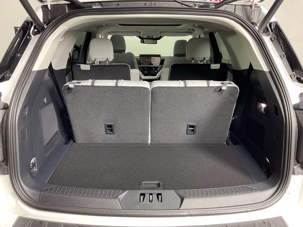 2026 White Metallic Ford Explorer Platinum 4X4 SUV